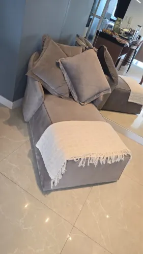 Chaise / Divã Sylvia Design em Suede Cinza ? Usada Pouquíssimas Vezes