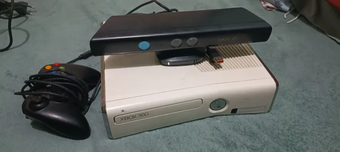 Xbox 360 4GB + Kinect