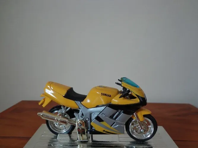 Yamaha FZR600R