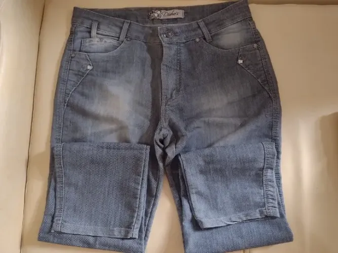 calça jeans dinho's, high quality, cor cinza claro. cheia de detalhes lindos! tamanho 44  