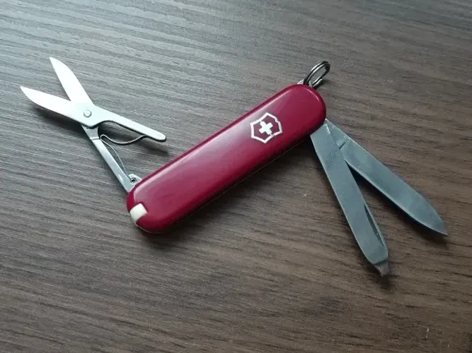 VT6358 - Victorinox Classic SD Usado - Vermelho