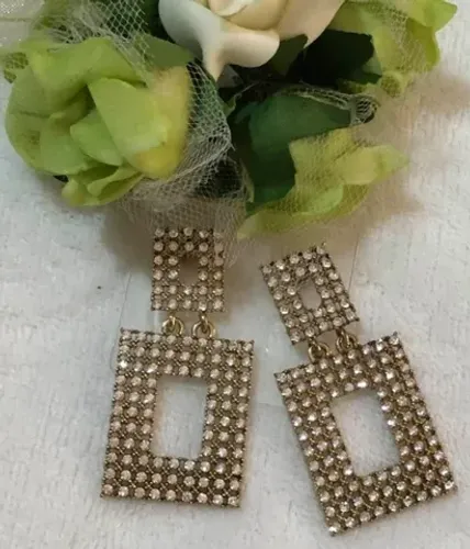 Brinco metal com strass (semi novo) perfeito estado 5.0cm de comprimento. DISPONIVEL