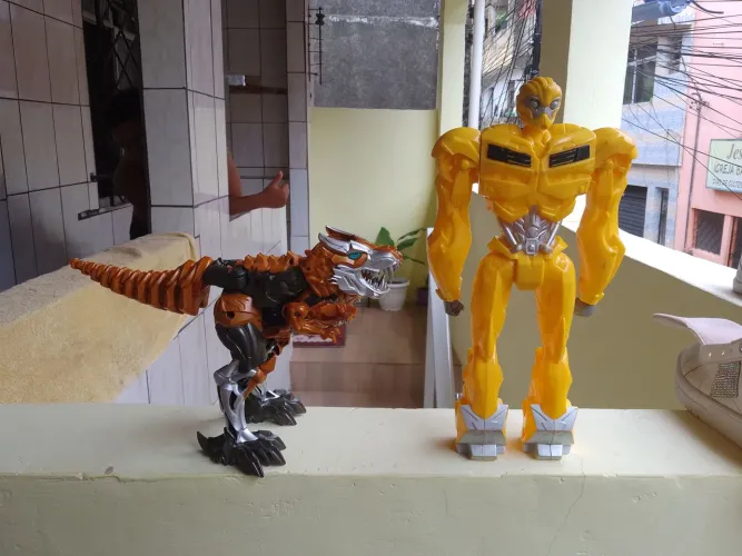 Transformers e Dinossauro - Brinquedos de Ação