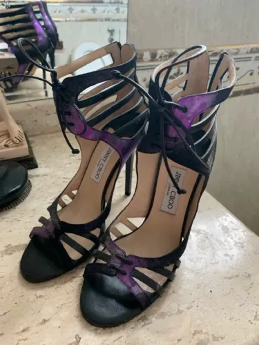 Sandálias Jimmy Choo pretas e roxas com zíper 