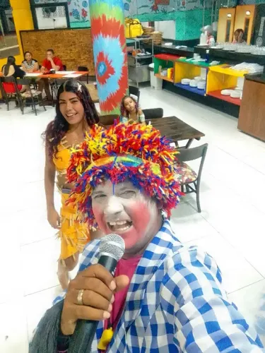 Locutor e palhaço para festas de final de ano ou porta de loja