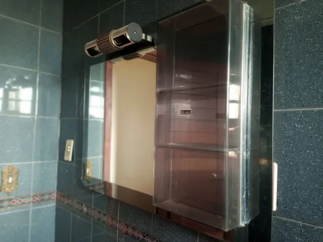 Gabinete de banheiro com espelho e prateleira