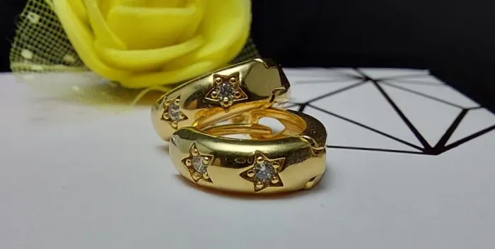 (Novo) Brinco argola com estrelas de zircônias folhado a ouro