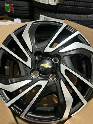 Rodas de liga leve modelo Chevrolet Onix aro 15  