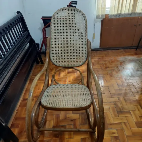 Cadeira de balanço em madeira com assento de palha