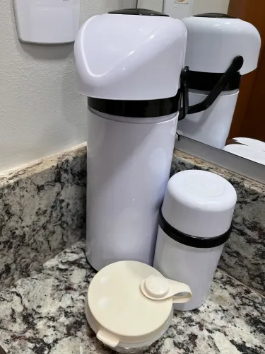 Kit garrafas térmicas + pote de leite em pó