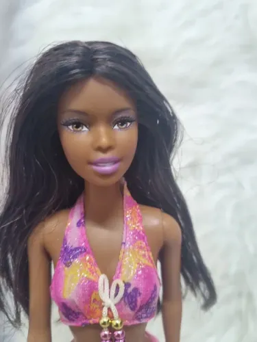 Boneca barbie negra praia