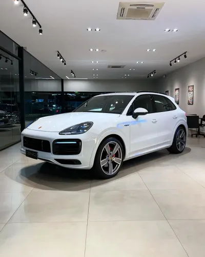 Porsche Cayenne e-hybrid 2023 com 12.000km