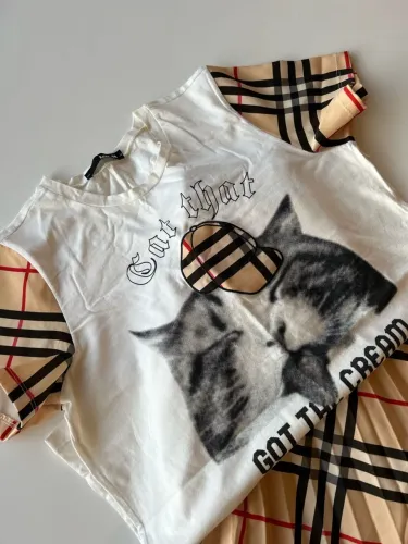 Conjunto com saia quadriculada e Camiseta Estampada Gatinhos e Burberry