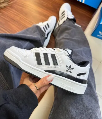 Tênis Adidas fórum low 