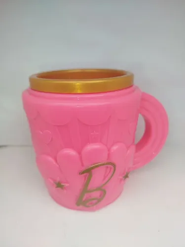 Caneca Barbie Rosa com Detalhes Dourados