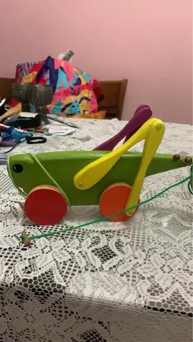 Grilo brinquedo de madeira