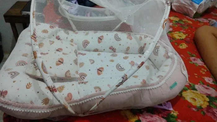Berço portátil com mosquiteiro