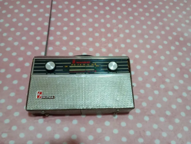 Vendo rádio portátil Wansar, anos 70 funcionando.