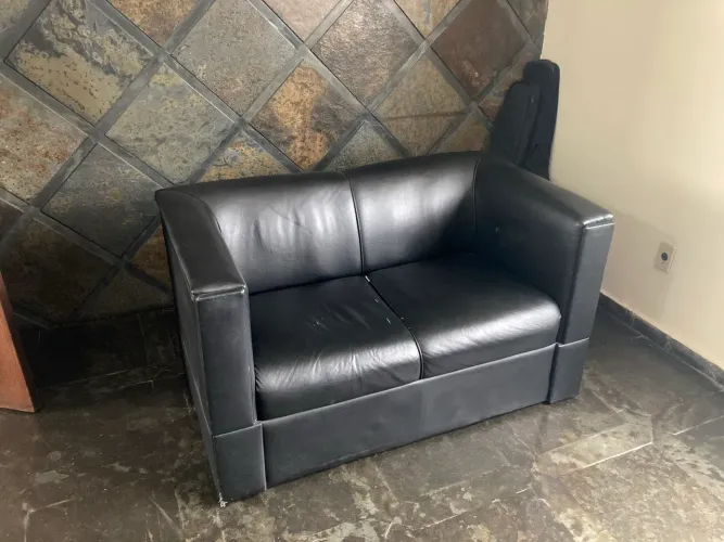 Sofá em courino preto, 2 lugares