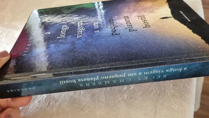 A Longa Viagem a um Pequeno Planeta Hostil - Becky Chambers