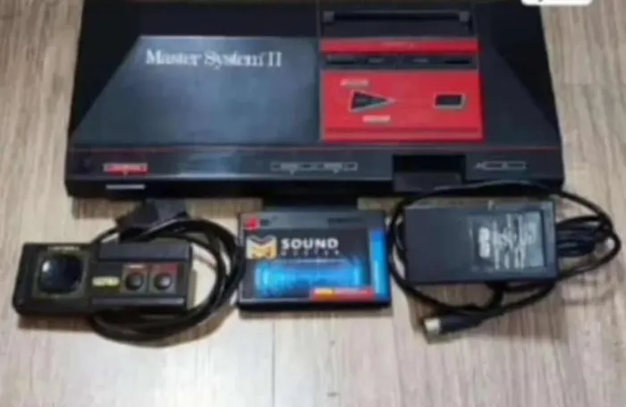 Sega Master System II com placa de som FM externa, excelente som nostálgico
