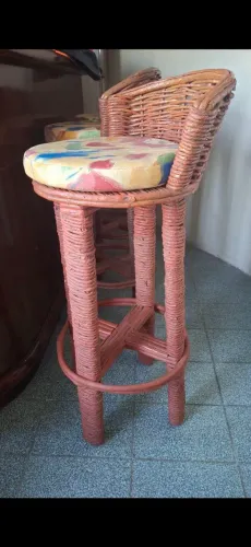 Banqueta de vime com assento estofado