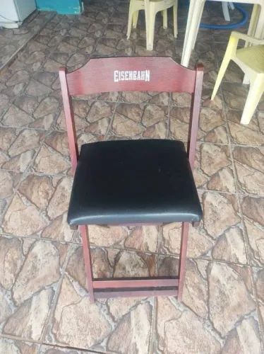 Vendo cadeira bistrô acochoada de madeira maciça.