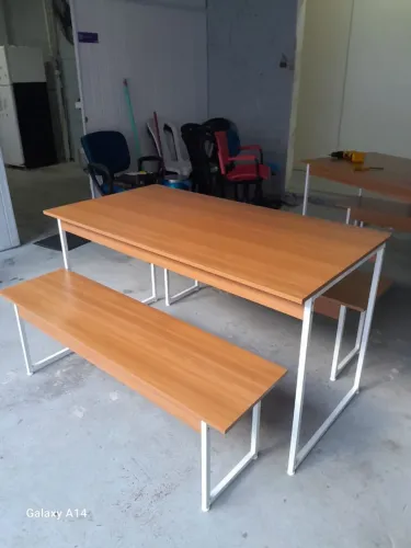 Mesa com 2 bancos 