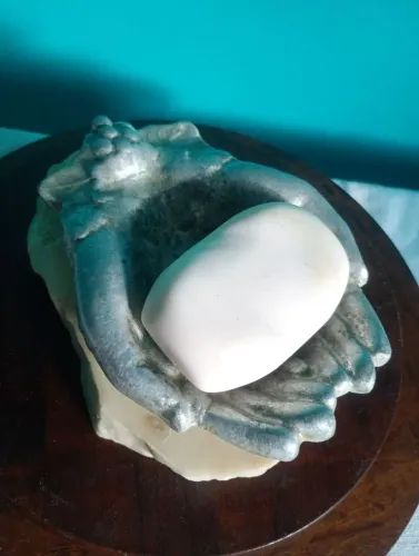 Linda saboneteira em alumínio e mármore em forma de mãos <br> <br>20 cm<br><br><br>7 cm