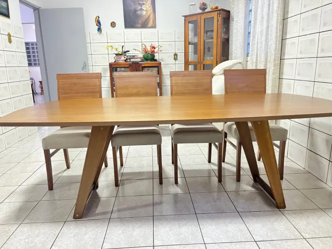 Mesa nova de madeira e acabamento laca 