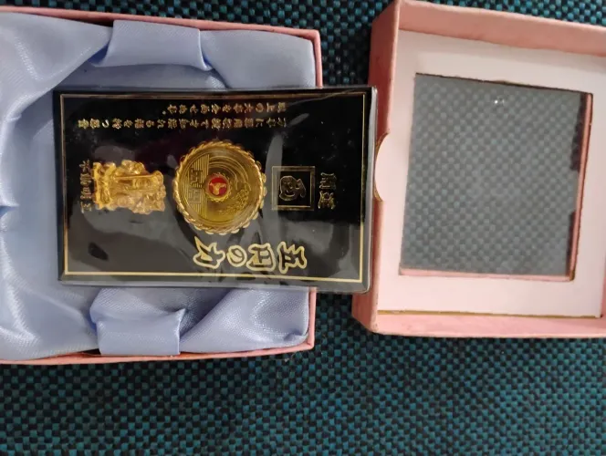 Moeda 5 Yen comemorativa e Buda
