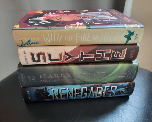 Livros em inglês, capa dura e com case (escolher o livro por mensagem)
