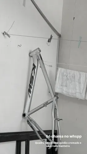 Vendo quadro de ksw, vai com uma um Guidão cromado e uma roda dianteira por 250 tudo 