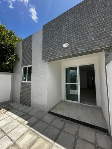 Casa no Valentina com 2 quartos sendo 1 suíte.