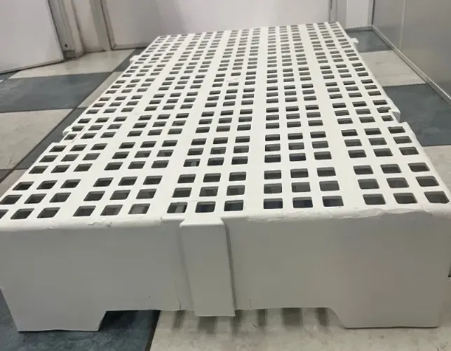 Estrado Plástico Branco - Marfinite - 41x82 cm 