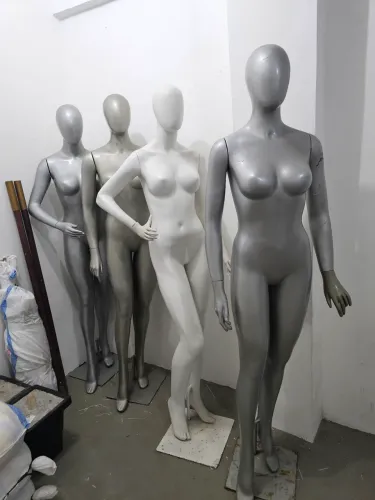 Manequim Feminino para Loja de Roupas FIBRA com base