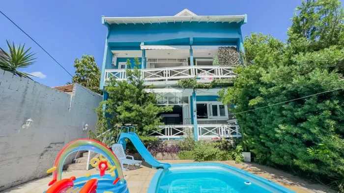 Casa de três pisos com piscina