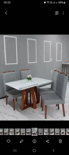 Mesa Tampo Laqueado e Cadeiras Acolchoadas L.U.X.O 