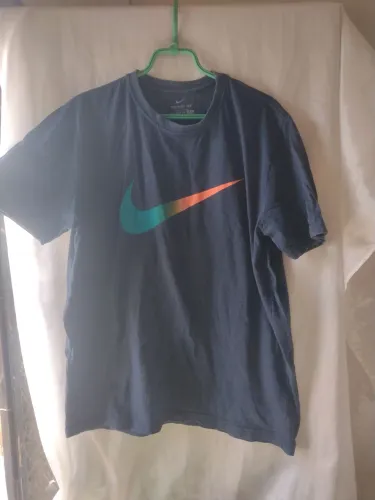 Camisa malha Nike tamanho médio.