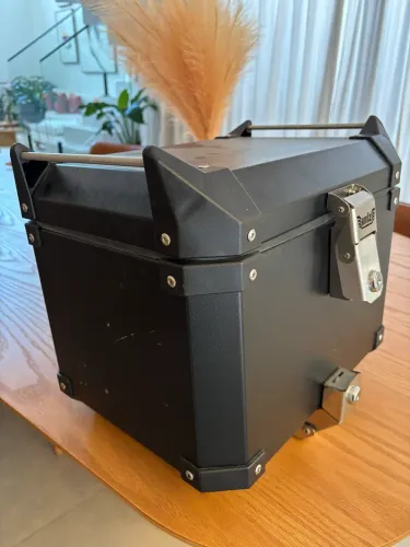 Baú Bauleto Alumínio Preto Urban 35 L + Base Universal Bráz