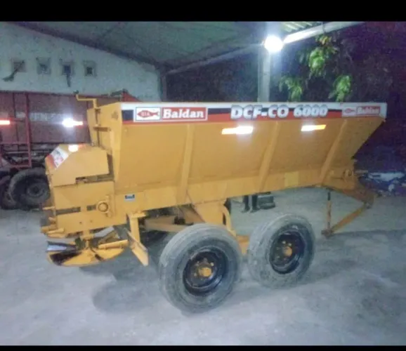 IMPLEMENTO AGRÍCOLA DISTRIBUIDOR DE FERTILIZANTE, ESTERCO E CALCÁRIO. 