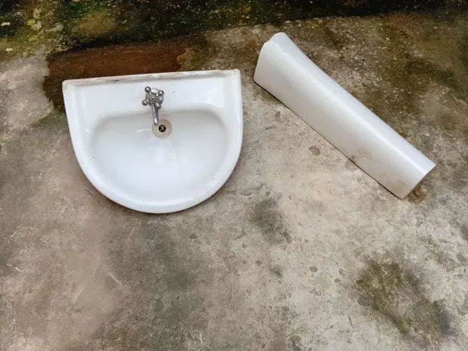 Pia pra banheiro com coluna .