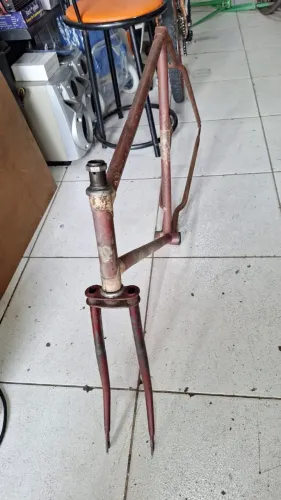 Quadro e garfo bicicleta aro 28 anos 50/60 bom estado 289,00 somos loja - 1011