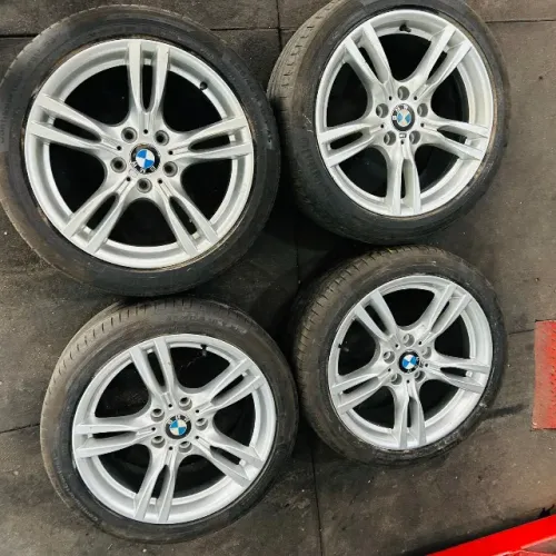 Jogo de rodas 18 originais BMW 320i( kit M performance), com 04 pneus continental.