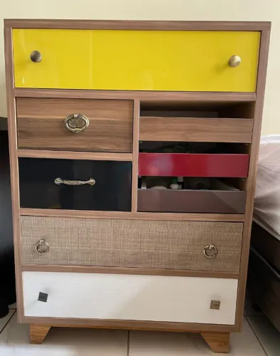 Cômoda em MDF com 05 gavetas e 03 porta-nichos