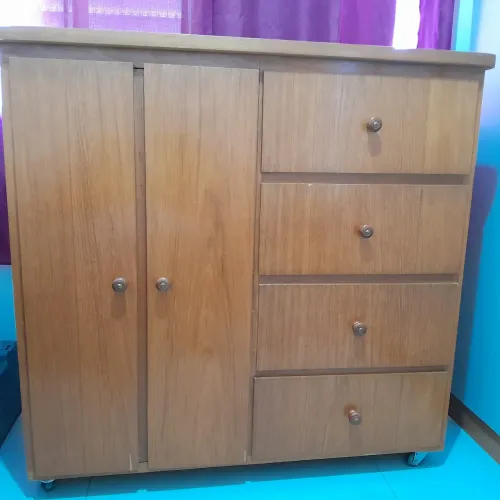 Comoda de madeira bege