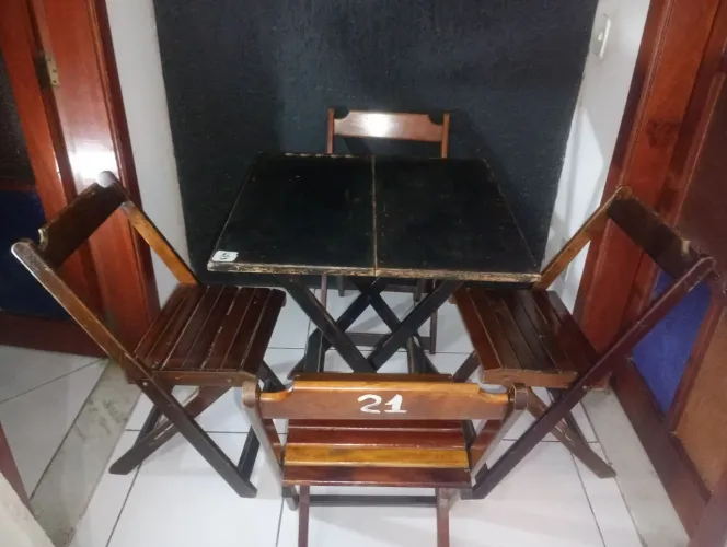 Mesa de bar em madeira dobrável