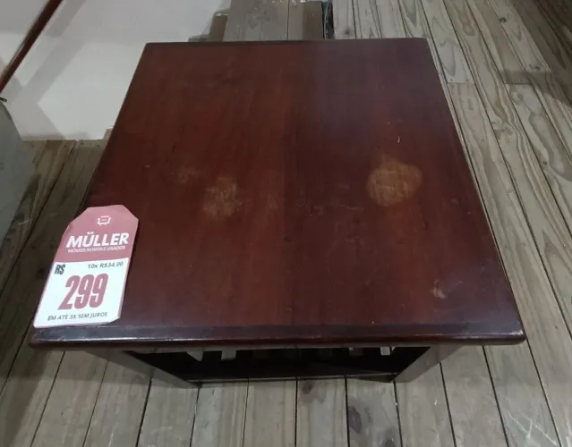 Mesa de centro em Madeira 