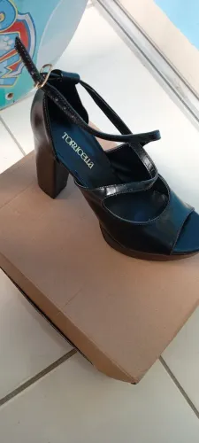 Sandália de salto alto 