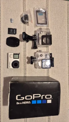 Go Pro Hero 4 + Acessórios (não acompanha cabo para carregar)